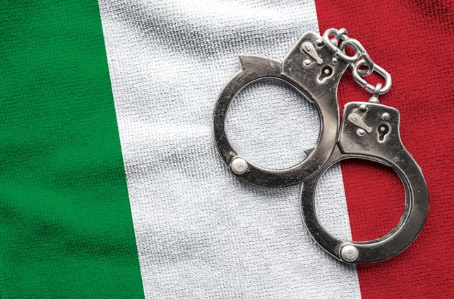 Unas esposas delamte a una bandera Italiana